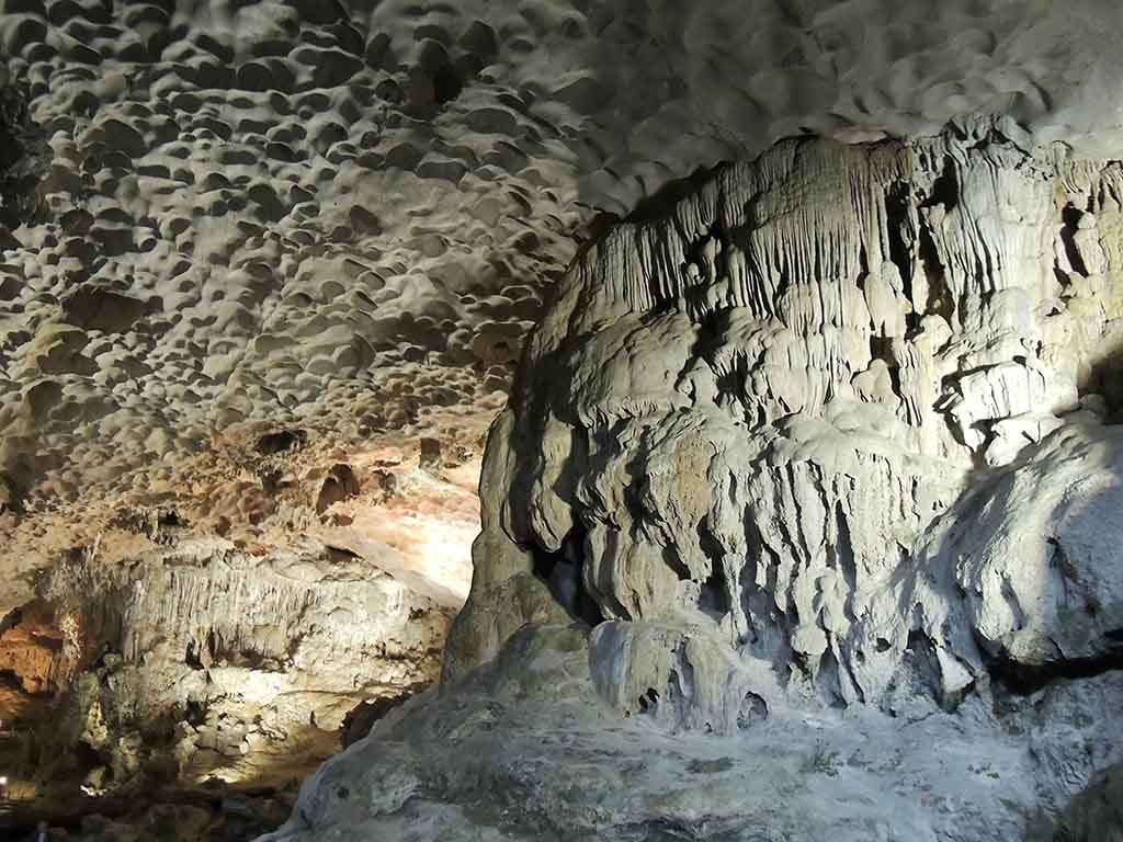 862 - Grotta di Hang Sung Sot nella baia di Ha Long - Vietnam