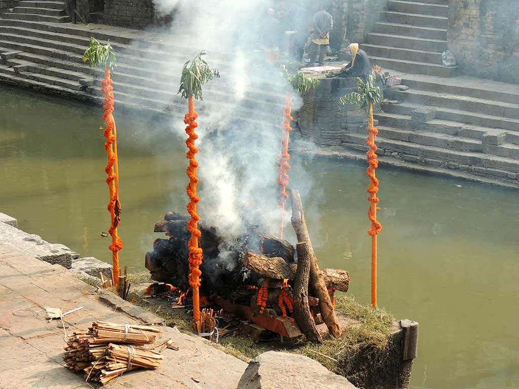 928 - Pira di cremazione secondo i riti indu nel tempio di Pashupatinah a Kathmandu - Nepal