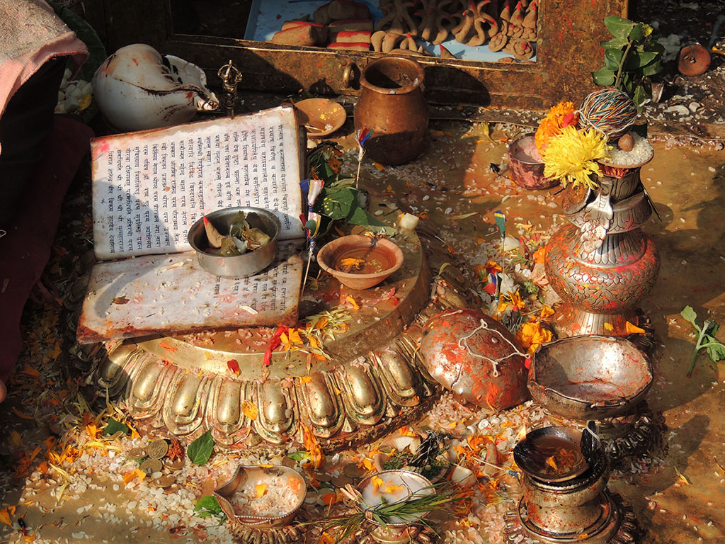 919 - Articoli per riti religiosi presso il tempio Swayambhunath a Kathmandu - Nepal
